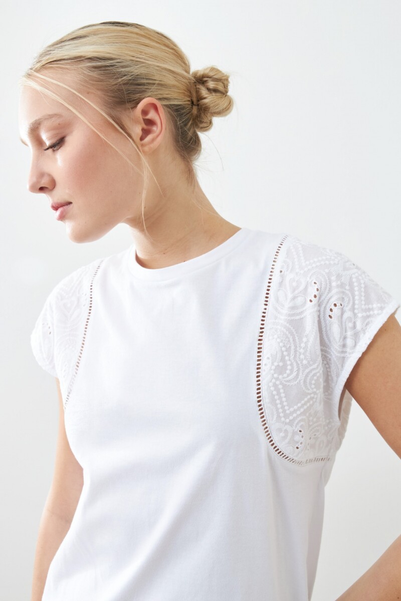 Remera con broderie y vainillas blanco