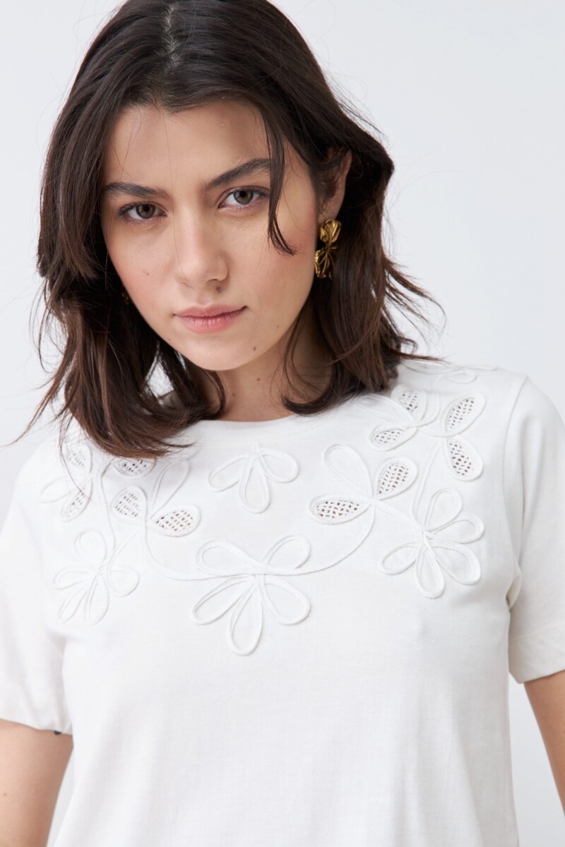 Remera con bordados calados crudo