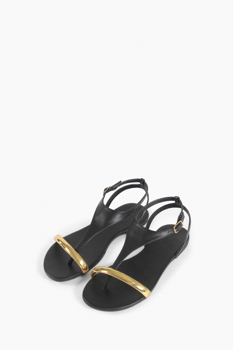 Sandalia plana con detalle metálico negro