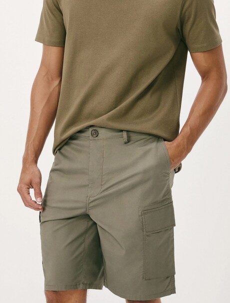 BERMUDA CON BOLSILLOS VERDE